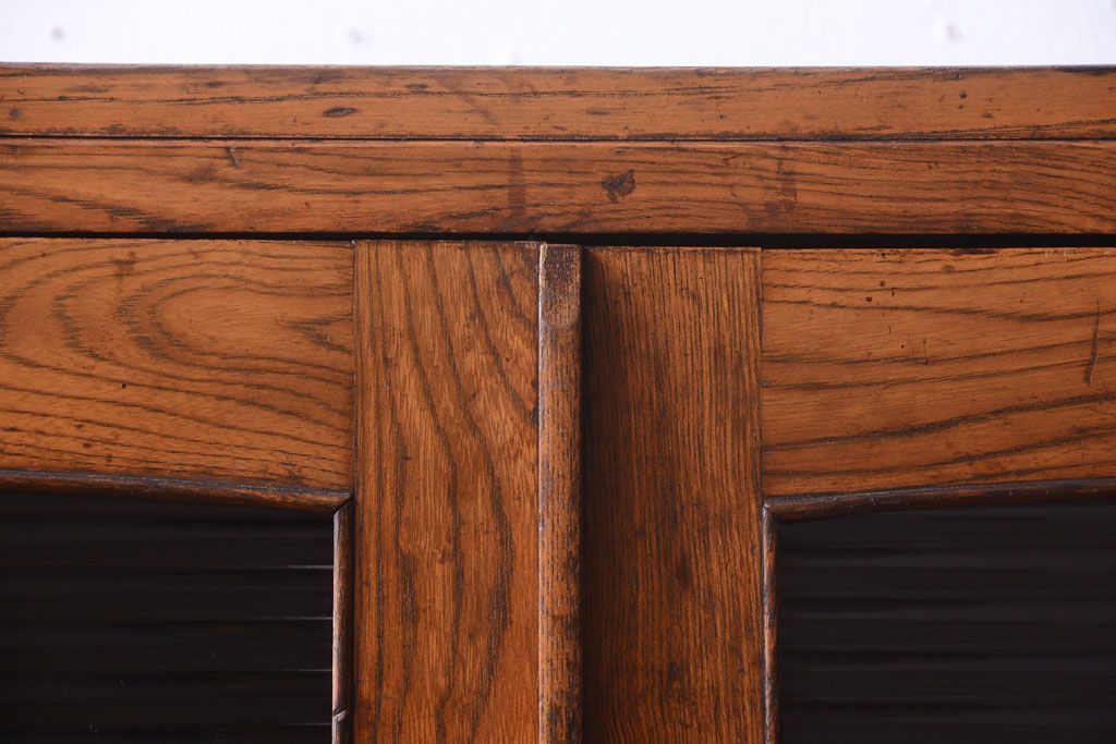 レトロ家具　モールガラス入り!昭和レトロ　小ぶりでかわいいナラ材製食器棚(収納棚)