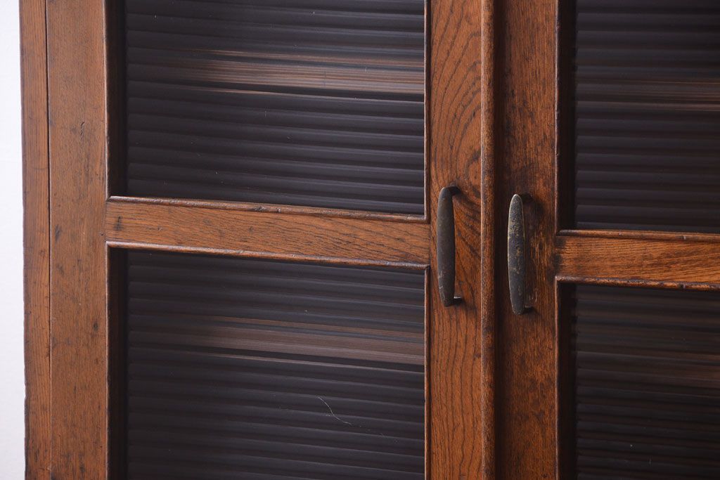 レトロ家具　モールガラス入り!昭和レトロ　小ぶりでかわいいナラ材製食器棚(収納棚)