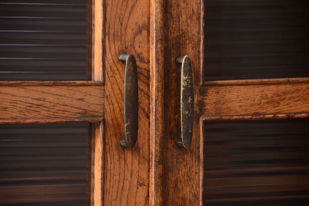 レトロ家具　モールガラス入り!昭和レトロ　小ぶりでかわいいナラ材製食器棚(収納棚)