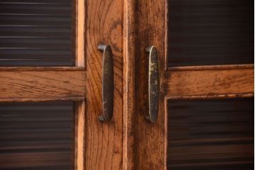 レトロ家具　モールガラス入り!昭和レトロ　小ぶりでかわいいナラ材製食器棚(収納棚)