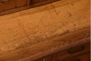 レトロ家具　モールガラス入り!昭和レトロ　小ぶりでかわいいナラ材製食器棚(収納棚)