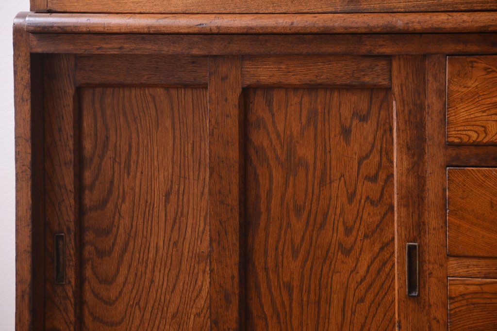 レトロ家具　モールガラス入り!昭和レトロ　小ぶりでかわいいナラ材製食器棚(収納棚)