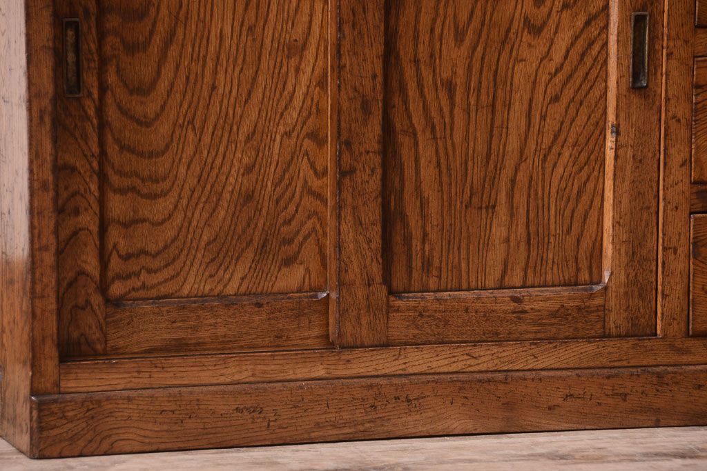 レトロ家具　モールガラス入り!昭和レトロ　小ぶりでかわいいナラ材製食器棚(収納棚)