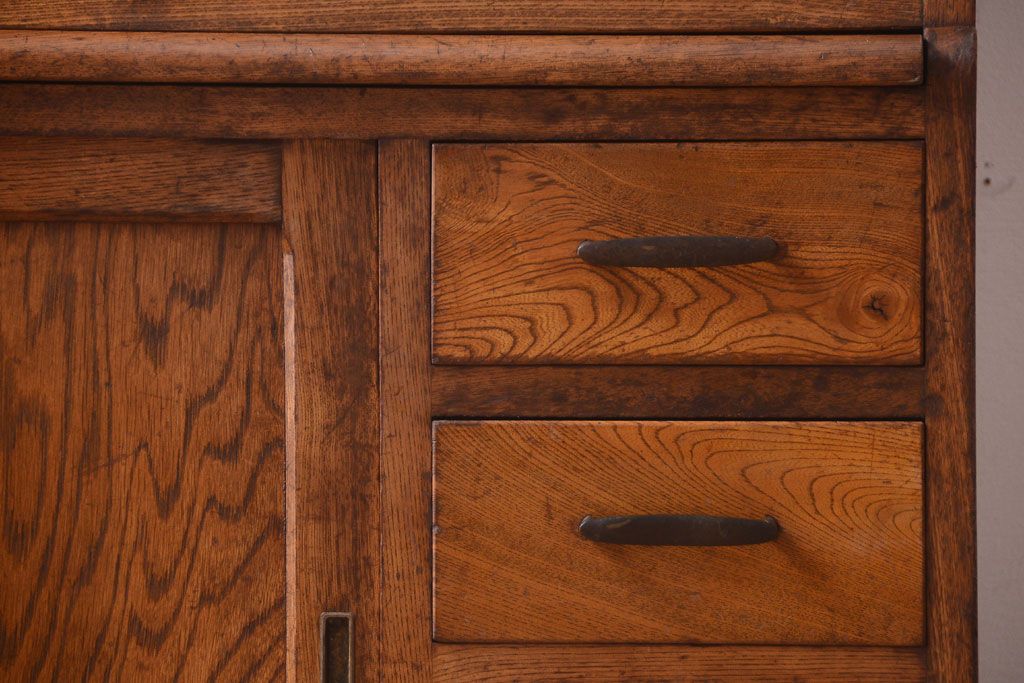 レトロ家具　モールガラス入り!昭和レトロ　小ぶりでかわいいナラ材製食器棚(収納棚)