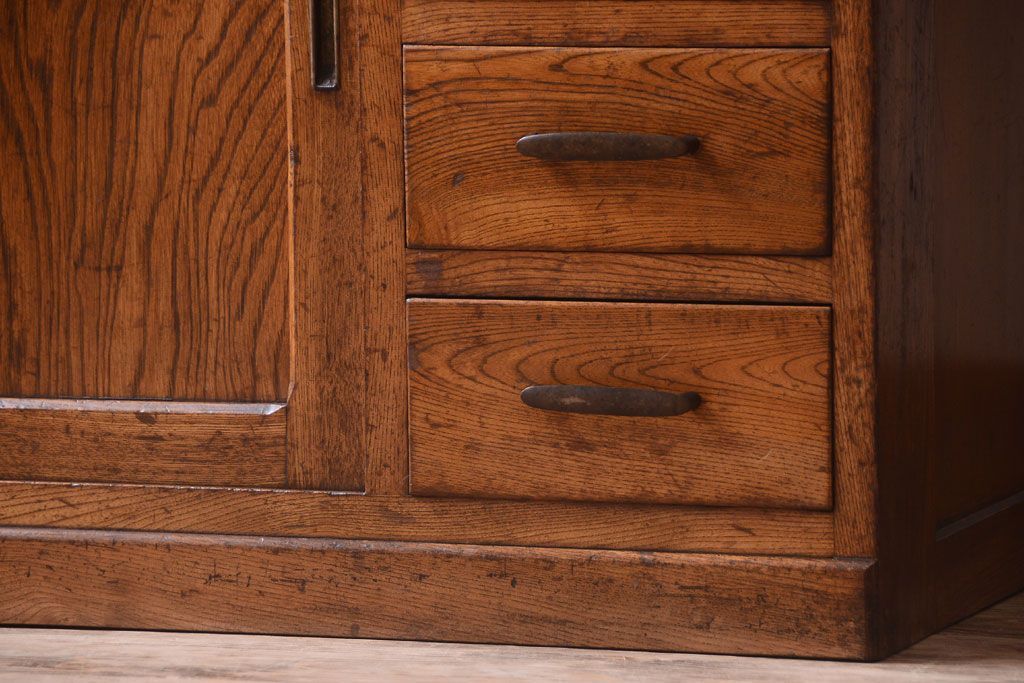 レトロ家具　モールガラス入り!昭和レトロ　小ぶりでかわいいナラ材製食器棚(収納棚)