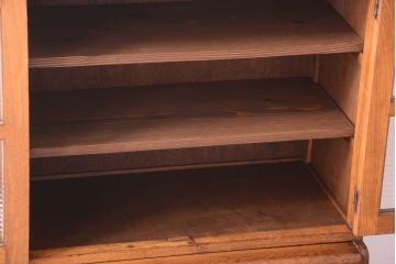 レトロ家具　モールガラス入り!昭和レトロ　小ぶりでかわいいナラ材製食器棚(収納棚)