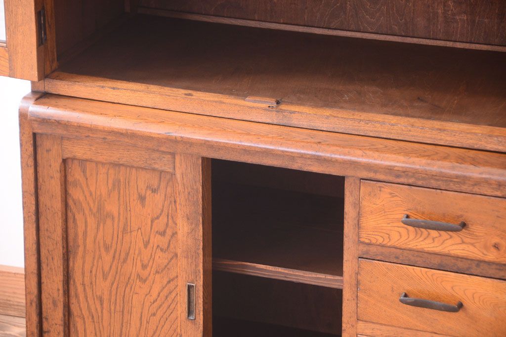 レトロ家具　モールガラス入り!昭和レトロ　小ぶりでかわいいナラ材製食器棚(収納棚)