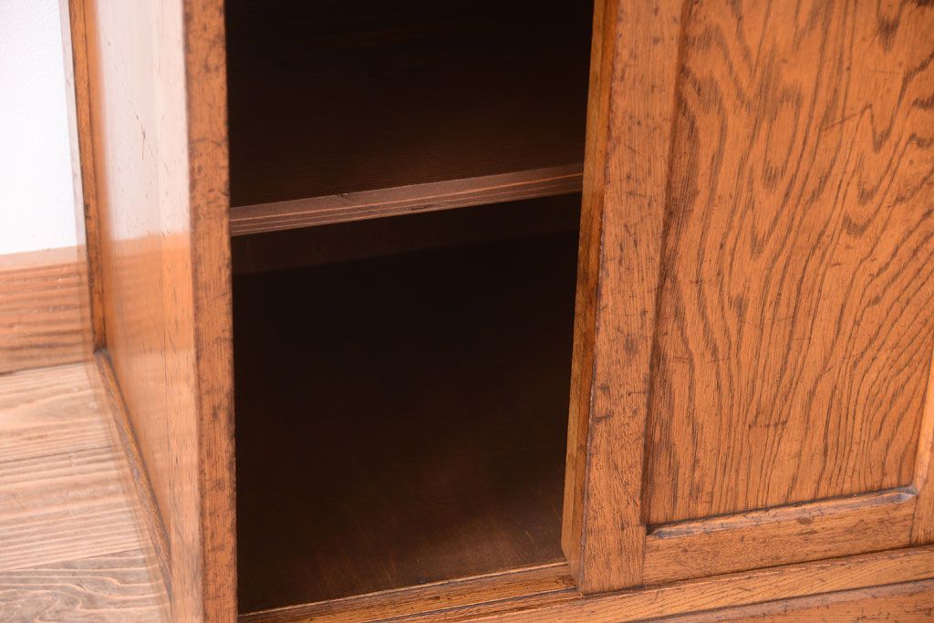 レトロ家具　モールガラス入り!昭和レトロ　小ぶりでかわいいナラ材製食器棚(収納棚)