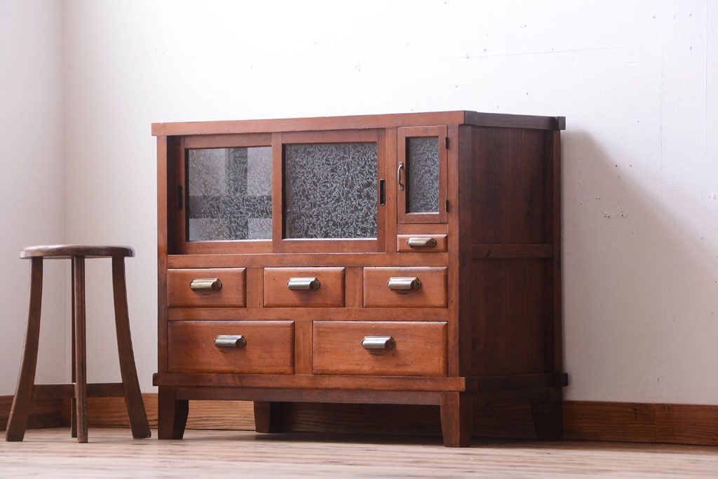 アンティーク家具　脚付き!結霜ガラス引き戸のアンティークサイドボード(収納棚)