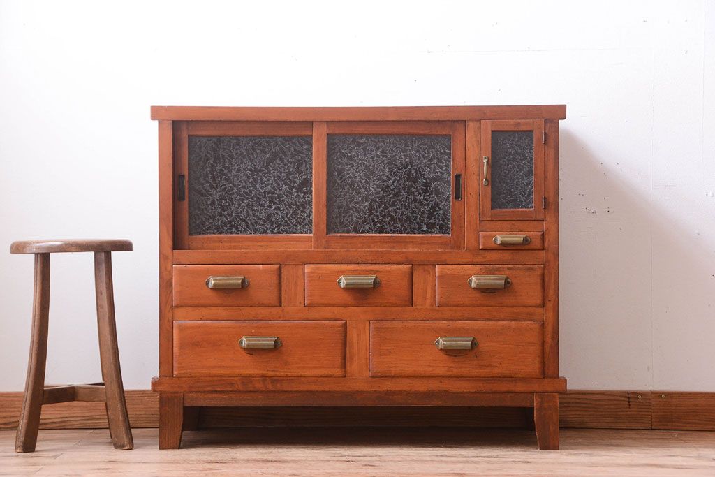 アンティーク家具　脚付き!結霜ガラス引き戸のアンティークサイドボード(収納棚)