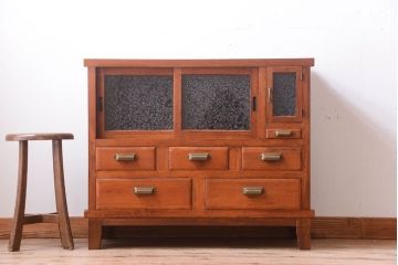 アンティーク家具　脚付き!結霜ガラス引き戸のアンティークサイドボード(収納棚)