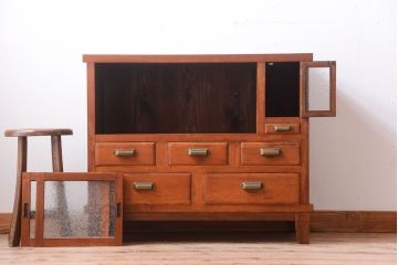 アンティーク家具　脚付き!結霜ガラス引き戸のアンティークサイドボード(収納棚)