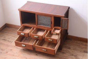 アンティーク家具　脚付き!結霜ガラス引き戸のアンティークサイドボード(収納棚)