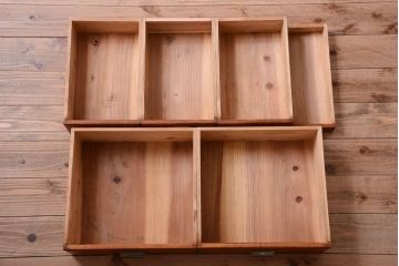 アンティーク家具　脚付き!結霜ガラス引き戸のアンティークサイドボード(収納棚)