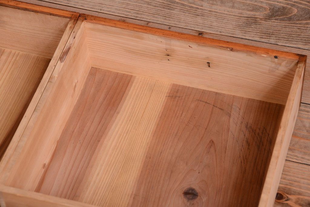 アンティーク家具　脚付き!結霜ガラス引き戸のアンティークサイドボード(収納棚)