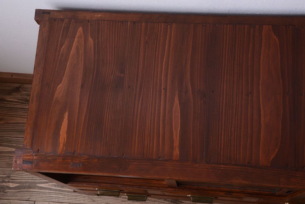 アンティーク家具　脚付き!結霜ガラス引き戸のアンティークサイドボード(収納棚)