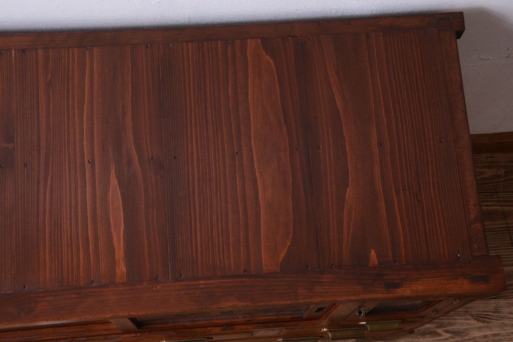 アンティーク家具　脚付き!結霜ガラス引き戸のアンティークサイドボード(収納棚)