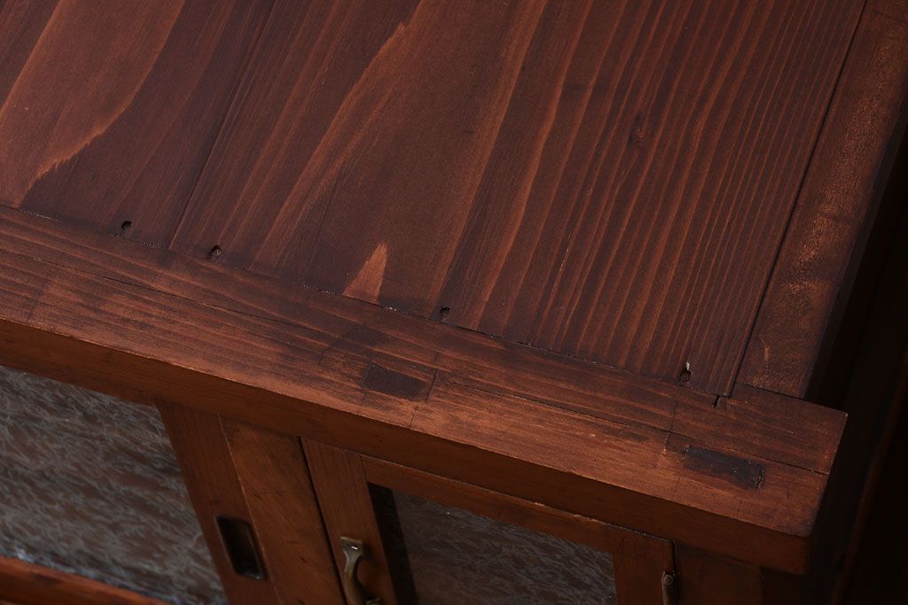 アンティーク家具　脚付き!結霜ガラス引き戸のアンティークサイドボード(収納棚)