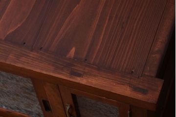 アンティーク家具　脚付き!結霜ガラス引き戸のアンティークサイドボード(収納棚)