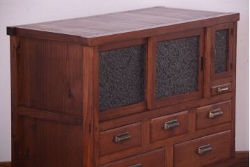 アンティーク家具　脚付き!結霜ガラス引き戸のアンティークサイドボード(収納棚)