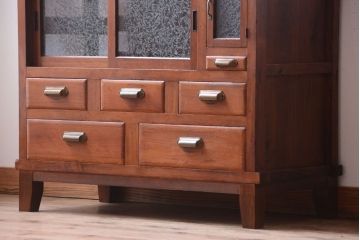 アンティーク家具　脚付き!結霜ガラス引き戸のアンティークサイドボード(収納棚)