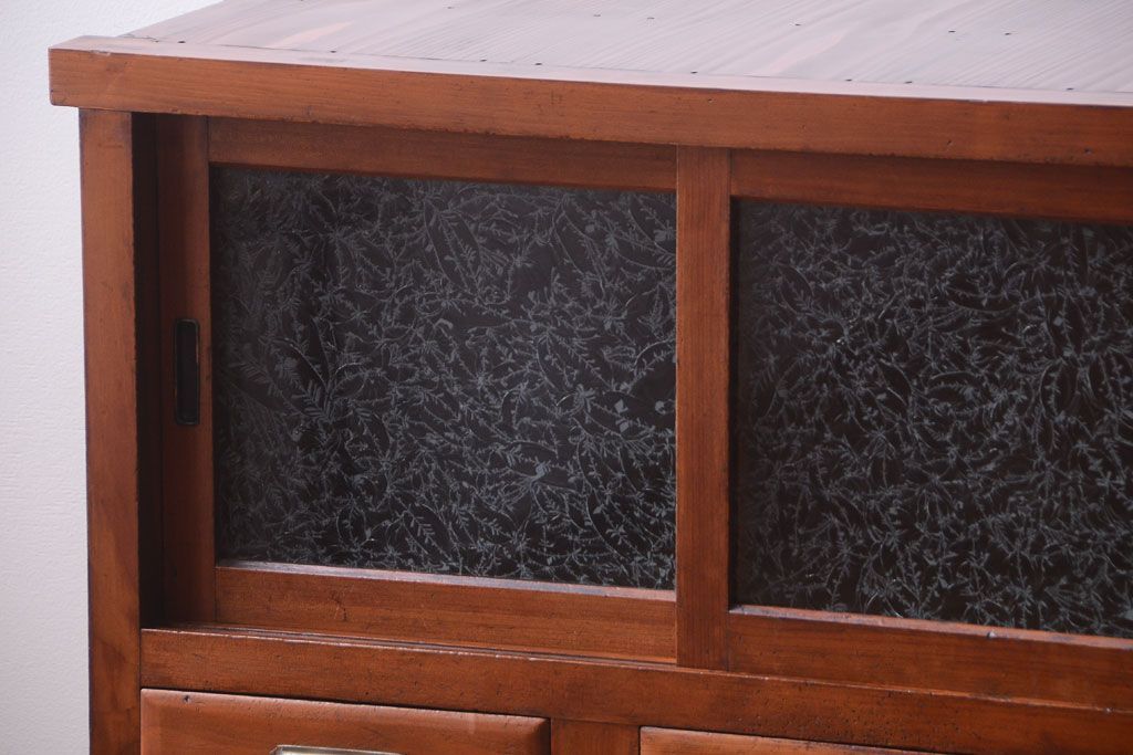 アンティーク家具　脚付き!結霜ガラス引き戸のアンティークサイドボード(収納棚)