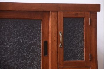 アンティーク家具　脚付き!結霜ガラス引き戸のアンティークサイドボード(収納棚)