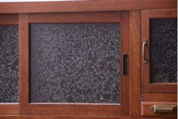 アンティーク家具　脚付き!結霜ガラス引き戸のアンティークサイドボード(収納棚)