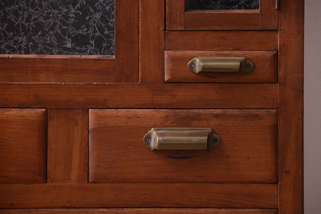 アンティーク家具　脚付き!結霜ガラス引き戸のアンティークサイドボード(収納棚)