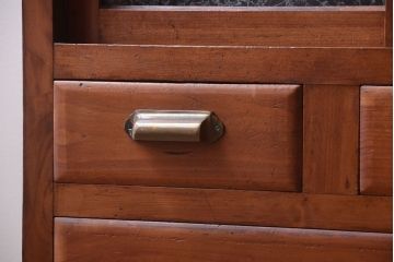 アンティーク家具　脚付き!結霜ガラス引き戸のアンティークサイドボード(収納棚)