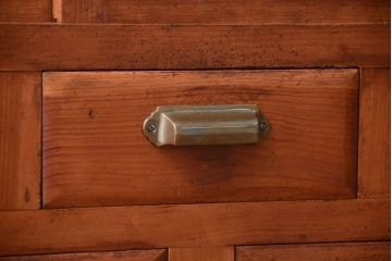 アンティーク家具　脚付き!結霜ガラス引き戸のアンティークサイドボード(収納棚)