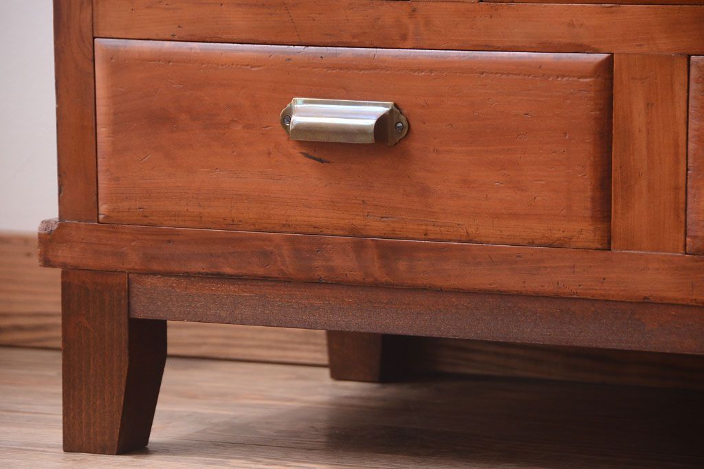 アンティーク家具　脚付き!結霜ガラス引き戸のアンティークサイドボード(収納棚)