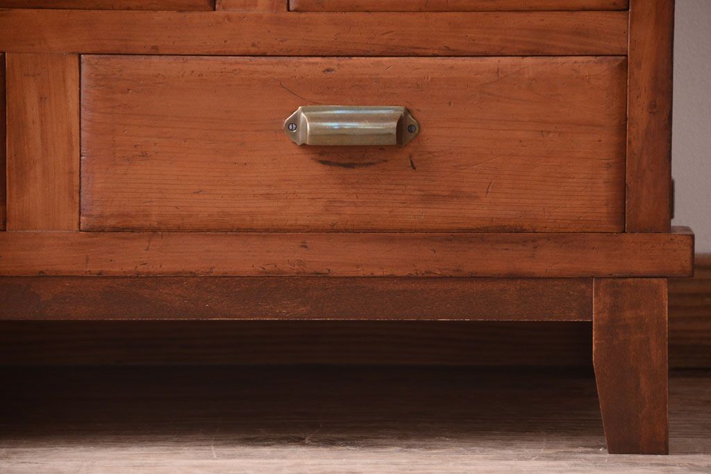 アンティーク家具　脚付き!結霜ガラス引き戸のアンティークサイドボード(収納棚)