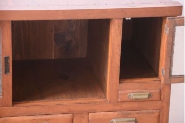 アンティーク家具　脚付き!結霜ガラス引き戸のアンティークサイドボード(収納棚)