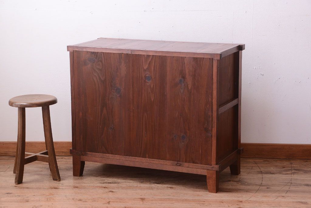 アンティーク家具　脚付き!結霜ガラス引き戸のアンティークサイドボード(収納棚)