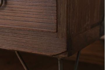 アンティーク家具　和製アンティーク　モールガラス戸!引き出し3杯付きの鉄脚ローボード(2)