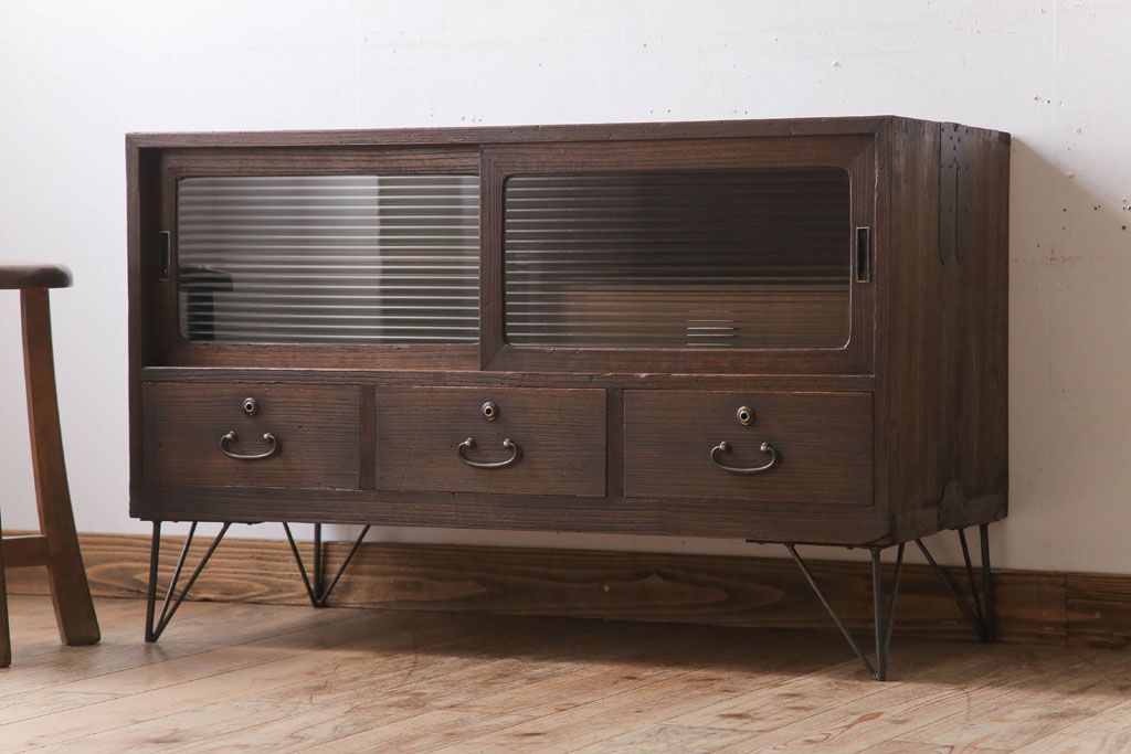 アンティーク家具　和製アンティーク　モールガラス戸!引き出し3杯付きの鉄脚ローボード(2)