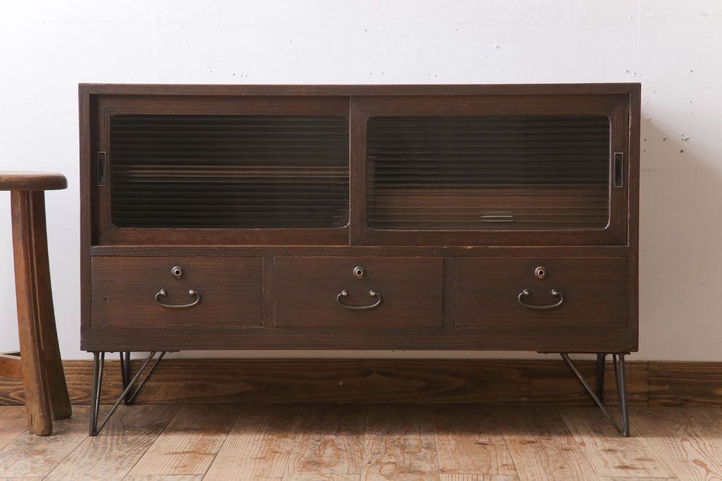 アンティーク家具　和製アンティーク　モールガラス戸!引き出し3杯付きの鉄脚ローボード(2)