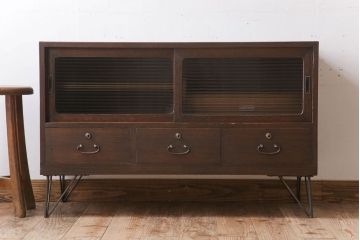 アンティーク家具　和製アンティーク　モールガラス戸!引き出し3杯付きの鉄脚ローボード(2)