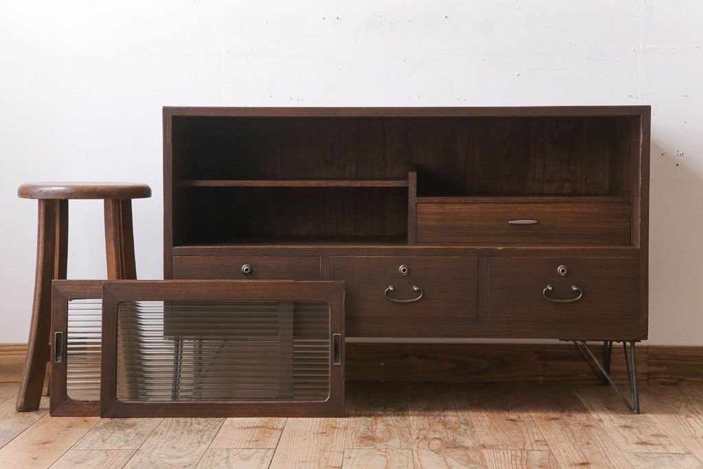 アンティーク家具　和製アンティーク　モールガラス戸!引き出し3杯付きの鉄脚ローボード(2)