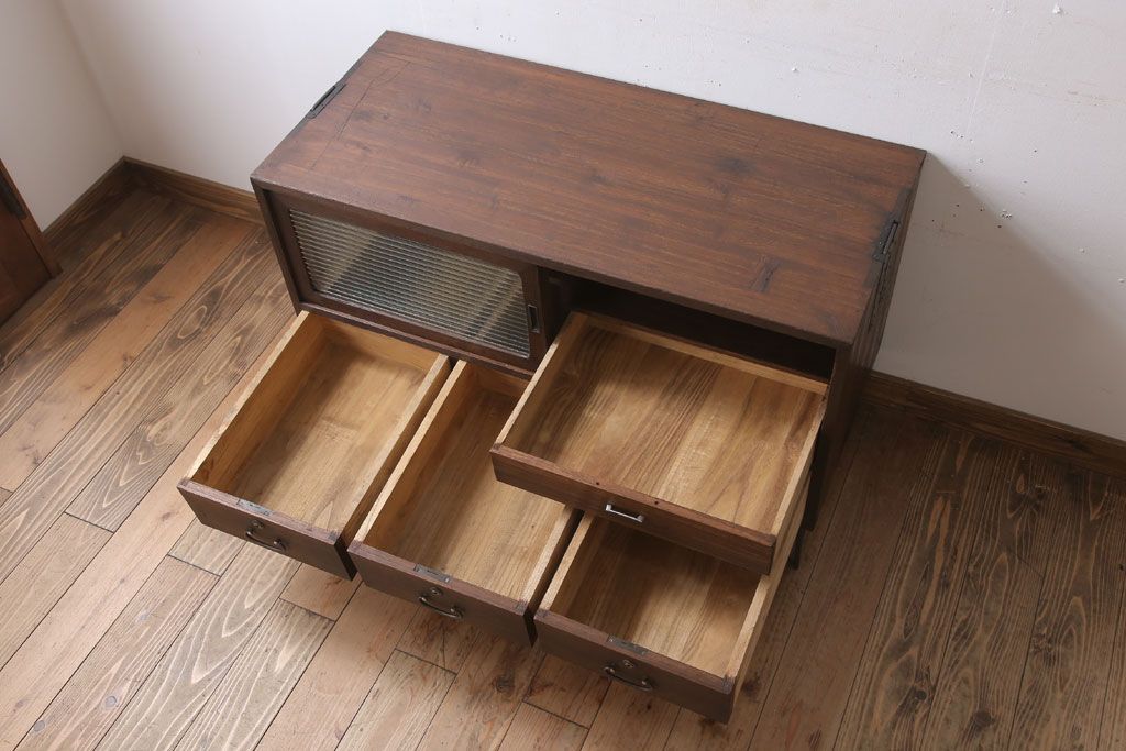 アンティーク家具　和製アンティーク　モールガラス戸!引き出し3杯付きの鉄脚ローボード(2)