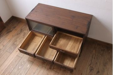 アンティーク家具　和製アンティーク　モールガラス戸!引き出し3杯付きの鉄脚ローボード(2)