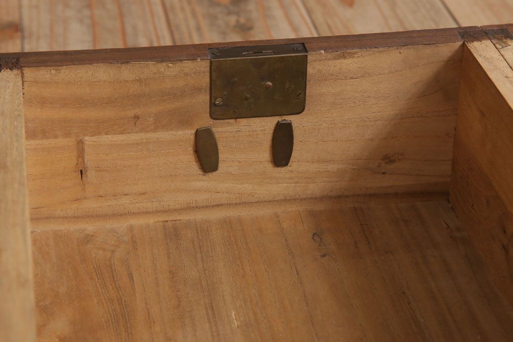 アンティーク家具　和製アンティーク　モールガラス戸!引き出し3杯付きの鉄脚ローボード(2)