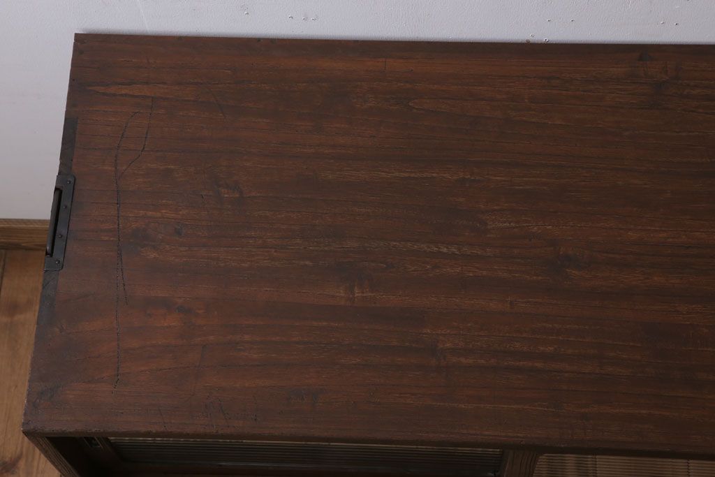 アンティーク家具　和製アンティーク　モールガラス戸!引き出し3杯付きの鉄脚ローボード(2)