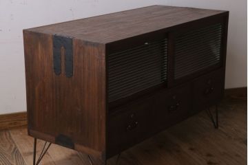 アンティーク家具　和製アンティーク　モールガラス戸!引き出し3杯付きの鉄脚ローボード(2)