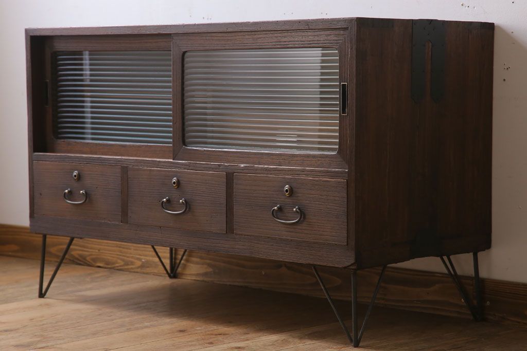 アンティーク家具　和製アンティーク　モールガラス戸!引き出し3杯付きの鉄脚ローボード(2)