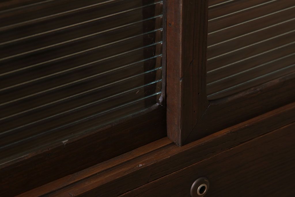 アンティーク家具　和製アンティーク　モールガラス戸!引き出し3杯付きの鉄脚ローボード(2)