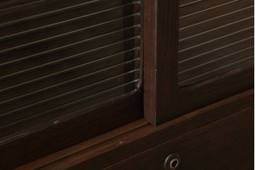 アンティーク家具　和製アンティーク　モールガラス戸!引き出し3杯付きの鉄脚ローボード(2)