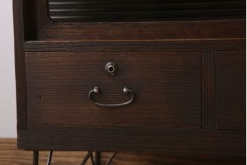 アンティーク家具　和製アンティーク　モールガラス戸!引き出し3杯付きの鉄脚ローボード(2)