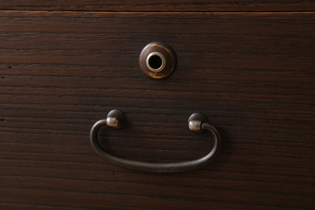 アンティーク家具　和製アンティーク　モールガラス戸!引き出し3杯付きの鉄脚ローボード(2)